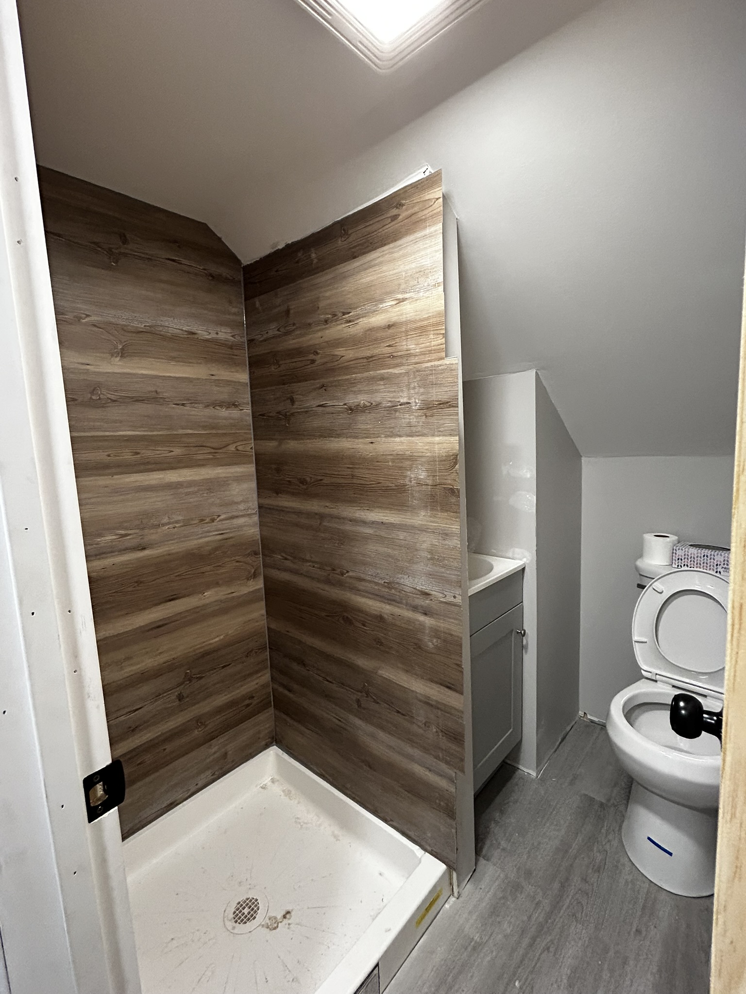 Right Side - Upstairs Bathroom 